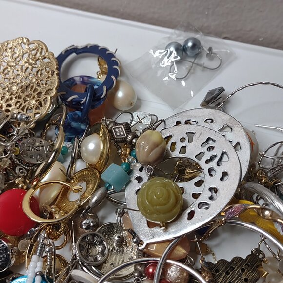 1.5 Pound Pile Of Earring Pairs - Picture 5 of 16